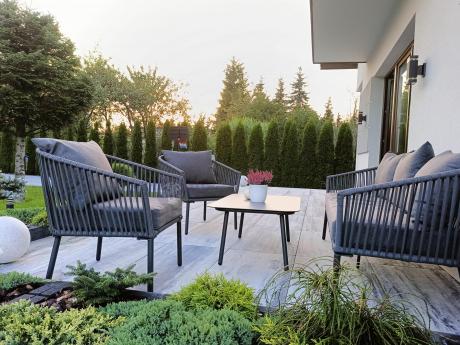 Antracytowe nowoczesne meble ogrodowe metalowe rope style z sofą, fotelami i stolikiem kawowym Kostto Cafe