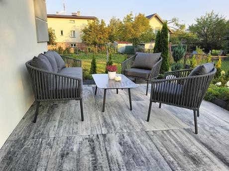 Antracytowe nowoczesne meble ogrodowe metalowe rope style z sofą, fotelami i stolikiem kawowym Kostto Cafe