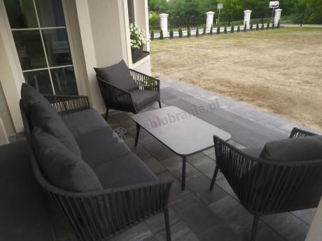 Antracytowe nowoczesne meble ogrodowe metalowe rope style z sofą, fotelami i stolikiem kawowym Kostto Cafe