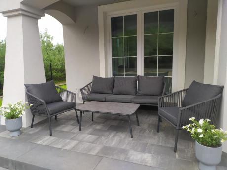 Antracytowe nowoczesne meble ogrodowe metalowe rope style z sofą, fotelami i stolikiem kawowym Kostto Cafe