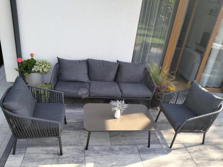 Antracytowe nowoczesne meble ogrodowe metalowe rope style z sofą, fotelami i stolikiem kawowym Kostto Cafe