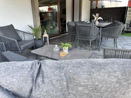 Antracytowe nowoczesne meble ogrodowe metalowe rope style z sofą, fotelami i stolikiem kawowym Kostto Cafe
