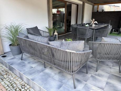 Antracytowe nowoczesne meble ogrodowe metalowe rope style z sofą, fotelami i stolikiem kawowym Kostto Cafe