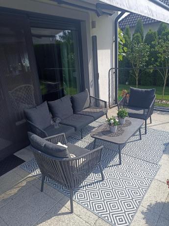 Antracytowe nowoczesne meble ogrodowe metalowe rope style z sofą, fotelami i stolikiem kawowym Kostto Cafe