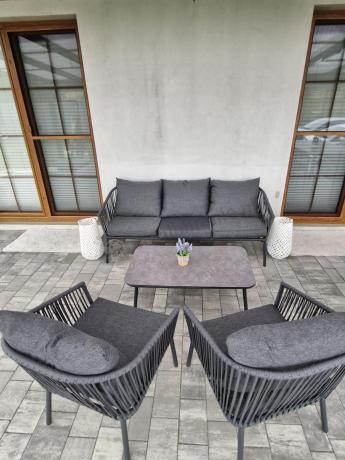 Antracytowe nowoczesne meble ogrodowe metalowe rope style z sofą, fotelami i stolikiem kawowym Kostto Cafe