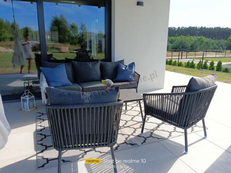 Antracytowe nowoczesne meble ogrodowe metalowe rope style z sofą, fotelami i stolikiem kawowym Kostto Cafe