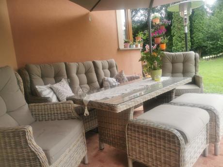 Beżowe meble na taras z wysokim stołem i regulowanymi fotelami - Laritto Dining - Beige