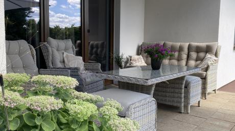 Beżowe meble na taras z wysokim stołem i regulowanymi fotelami - Laritto Dining - Beige