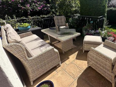 Beżowe meble na taras z wysokim stołem i regulowanymi fotelami - Laritto Dining - Beige