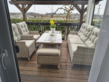 Beżowe meble na taras z wysokim stołem i regulowanymi fotelami - Laritto Dining - Beige