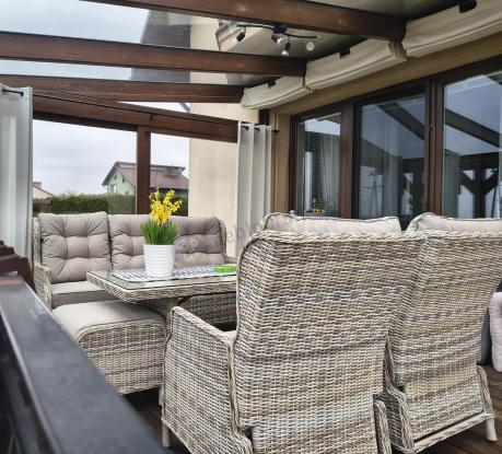Beżowe meble na taras z wysokim stołem i regulowanymi fotelami - Laritto Dining - Beige