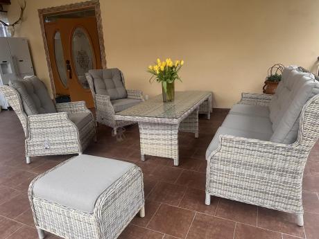 Beżowe meble na taras z wysokim stołem i regulowanymi fotelami - Laritto Dining - Beige