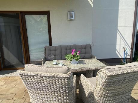 Beżowe meble na taras z wysokim stołem i regulowanymi fotelami - Laritto Dining - Beige