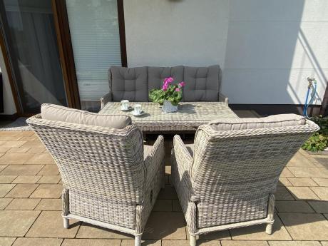 Beżowe meble na taras z wysokim stołem i regulowanymi fotelami - Laritto Dining - Beige