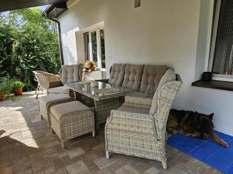 Beżowe meble na taras z wysokim stołem i regulowanymi fotelami - Laritto Dining - Beige