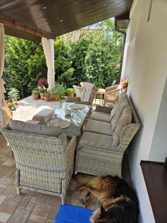 Beżowe meble na taras z wysokim stołem i regulowanymi fotelami - Laritto Dining - Beige