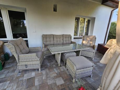 Beżowe meble na taras z wysokim stołem i regulowanymi fotelami - Laritto Dining - Beige