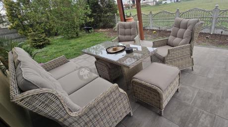 Beżowe meble na taras z wysokim stołem i regulowanymi fotelami - Laritto Dining - Beige