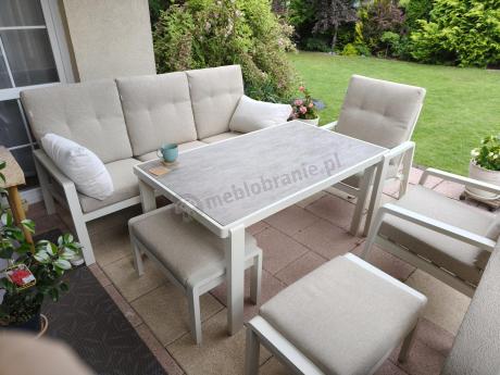 Beżowy komplet aluminiowych mebli na taras dla 7 osób - sofa 200cm, fotele i pufy - Tavaro