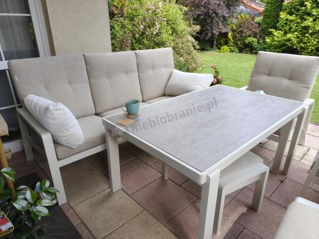 Beżowy komplet aluminiowych mebli na taras dla 7 osób - sofa 200cm, fotele i pufy - Tavaro
