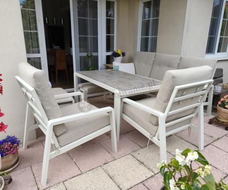 Beżowy komplet aluminiowych mebli na taras dla 7 osób - sofa 200cm, fotele i pufy - Tavaro