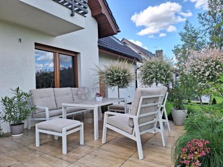 Beżowy komplet aluminiowych mebli na taras dla 7 osób - sofa 200cm, fotele i pufy - Tavaro