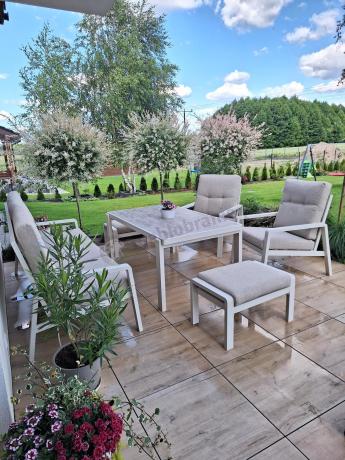 Beżowy komplet aluminiowych mebli na taras dla 7 osób - sofa 200cm, fotele i pufy - Tavaro