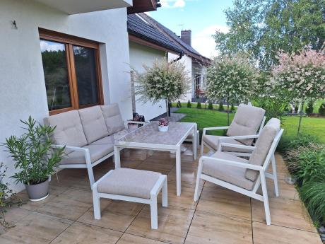 Beżowy komplet aluminiowych mebli na taras dla 7 osób - sofa 200cm, fotele i pufy - Tavaro