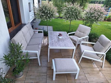 Beżowy komplet aluminiowych mebli na taras dla 7 osób - sofa 200cm, fotele i pufy - Tavaro