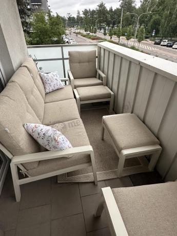 Beżowy komplet aluminiowych mebli na taras dla 7 osób - sofa 200cm, fotele i pufy - Tavaro