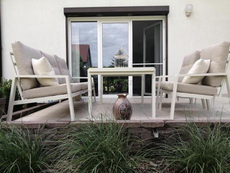 Beżowy komplet aluminiowych mebli na taras dla 7 osób - sofa 200cm, fotele i pufy - Tavaro