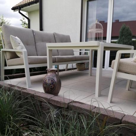 Beżowy komplet aluminiowych mebli na taras dla 7 osób - sofa 200cm, fotele i pufy - Tavaro