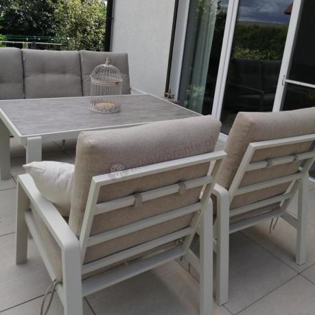 Beżowy komplet aluminiowych mebli na taras dla 7 osób - sofa 200cm, fotele i pufy - Tavaro