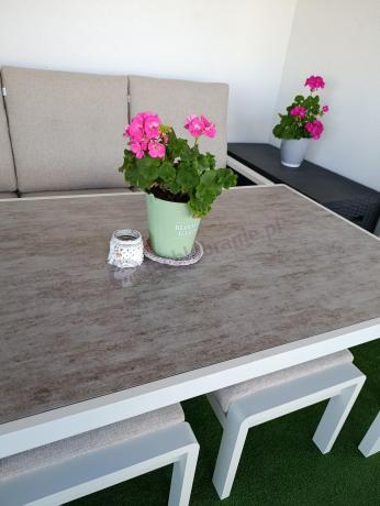 Beżowy komplet aluminiowych mebli na taras dla 7 osób - sofa 200cm, fotele i pufy - Tavaro