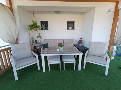 Beżowy komplet aluminiowych mebli na taras dla 7 osób - sofa 200cm, fotele i pufy - Tavaro