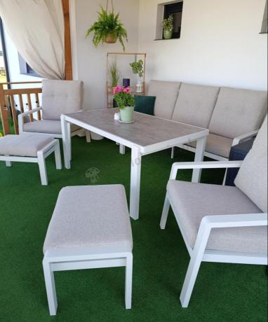 Beżowy komplet aluminiowych mebli na taras dla 7 osób - sofa 200cm, fotele i pufy - Tavaro