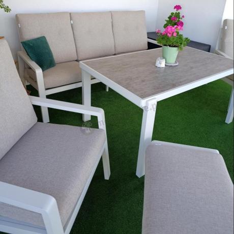 Beżowy komplet aluminiowych mebli na taras dla 7 osób - sofa 200cm, fotele i pufy - Tavaro