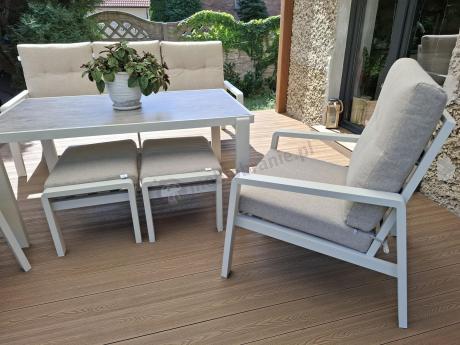 Beżowy komplet aluminiowych mebli na taras dla 7 osób - sofa 200cm, fotele i pufy - Tavaro