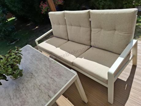 Beżowy komplet aluminiowych mebli na taras dla 7 osób - sofa 200cm, fotele i pufy - Tavaro