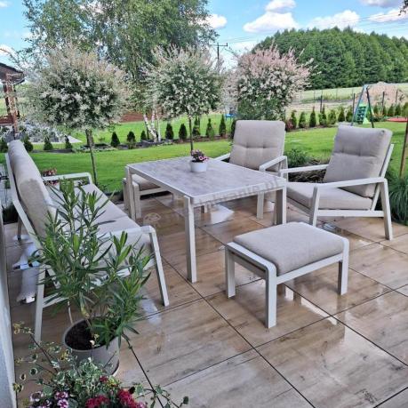 Beżowy komplet aluminiowych mebli na taras dla 7 osób - sofa 200cm, fotele i pufy - Tavaro