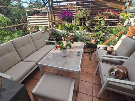 Beżowy komplet aluminiowych mebli na taras dla 7 osób - sofa 200cm, fotele i pufy - Tavaro