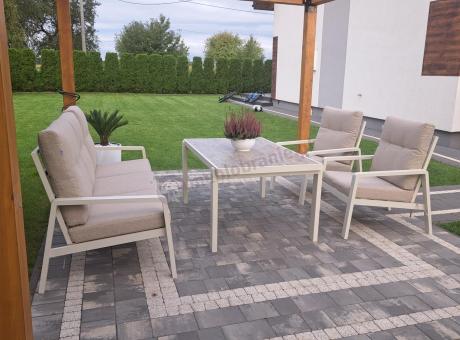 Beżowy komplet aluminiowych mebli na taras dla 7 osób - sofa 200cm, fotele i pufy - Tavaro