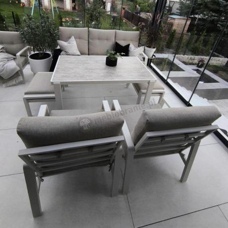 Beżowy komplet aluminiowych mebli na taras dla 7 osób - sofa 200cm, fotele i pufy - Tavaro