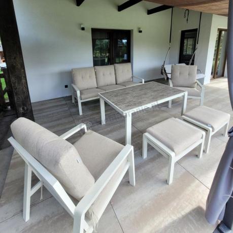 Beżowy komplet aluminiowych mebli na taras dla 7 osób - sofa 200cm, fotele i pufy - Tavaro