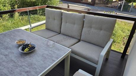 Beżowy komplet aluminiowych mebli na taras dla 7 osób - sofa 200cm, fotele i pufy - Tavaro