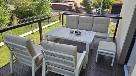 Beżowy komplet aluminiowych mebli na taras dla 7 osób - sofa 200cm, fotele i pufy - Tavaro