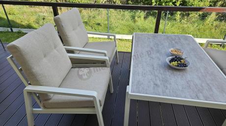 Beżowy komplet aluminiowych mebli na taras dla 7 osób - sofa 200cm, fotele i pufy - Tavaro