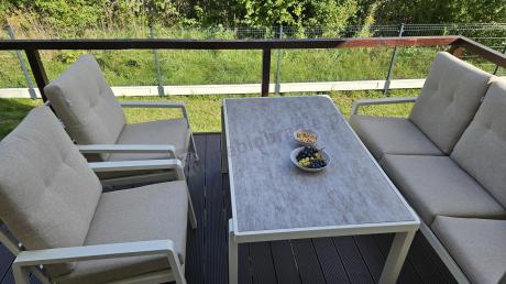 Beżowy komplet aluminiowych mebli na taras dla 7 osób - sofa 200cm, fotele i pufy - Tavaro