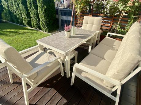 Beżowy komplet aluminiowych mebli na taras dla 7 osób - sofa 200cm, fotele i pufy - Tavaro