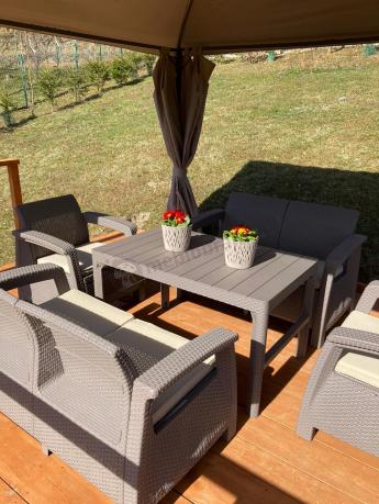 Beżowy komplet ogrodowy z podnoszonym stołem
